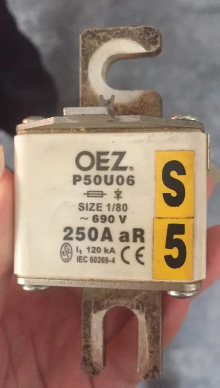 

Предохранители: OEZ P50U06 690V 250A 1/80 aR / P50U06 690V 350A 400A 450A 500A 550A 630A / P50U10 1000V 630A 1/110 aR