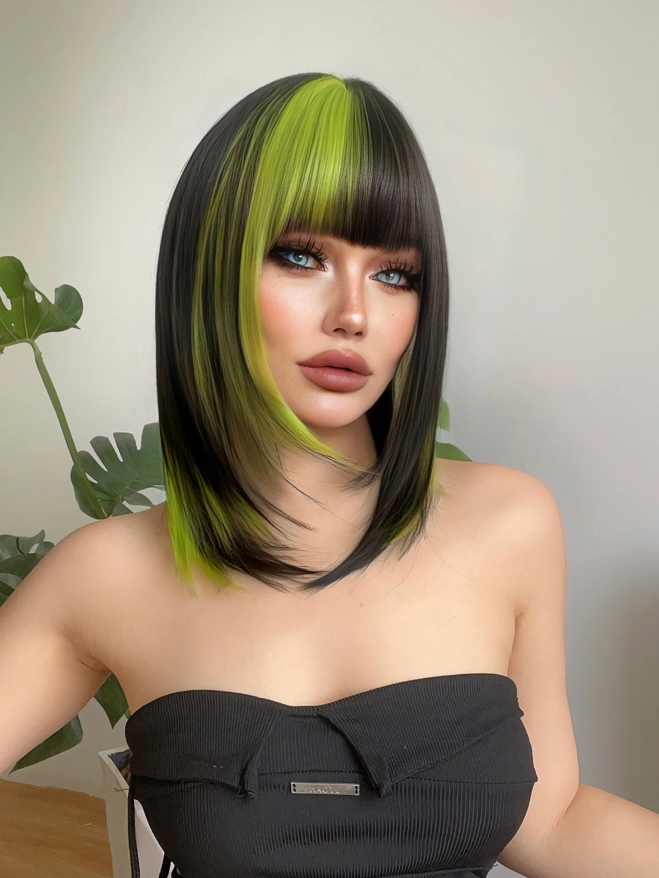 ?NIIS 16” DARK GREEN OMBRÉ  BANG BOB Wig *NWT*? Noomby Dark Green Ombre Wavy Wig with Bangs - Synthetic  main image 4