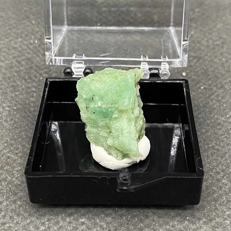 100%  Natural Emerald Mineral Specimens Stones and Crystals Healing Crystal   +Box size:35*35*35 mm