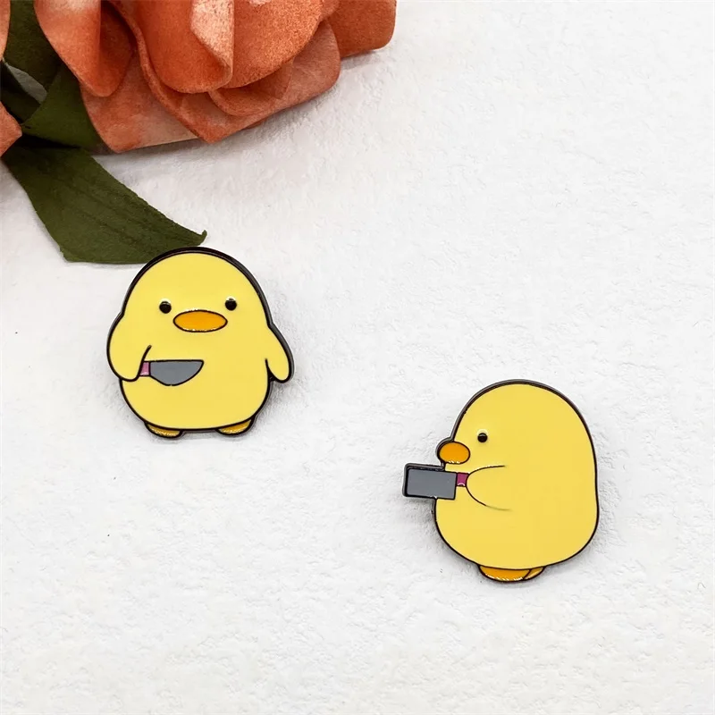 Fun Cartoon Cute Yellow Duck Holding A Knife In Hand Design Spilla Smaltata In Metallo Distintivo Di Personalità Creativa Best Friend Gift Pin
