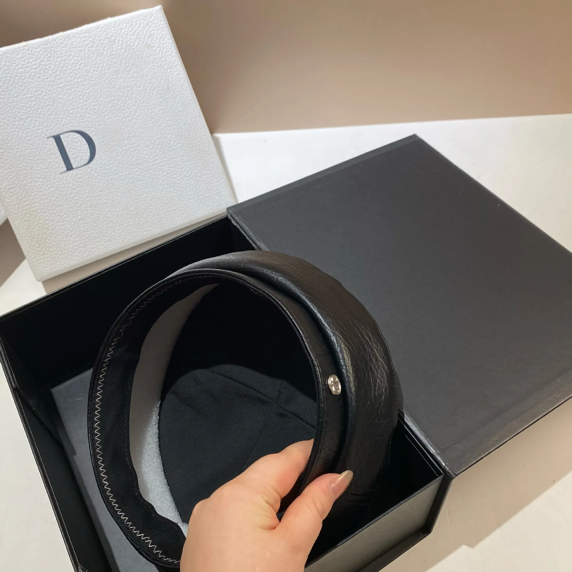 PU Leder Baskenmütze Kappen Frauen Mode Künstler Maler Hut Buchstabe M Weibliche Berets Flache Top Achteckige Kappe Damen Alle-spiel Kappen – Detail 10