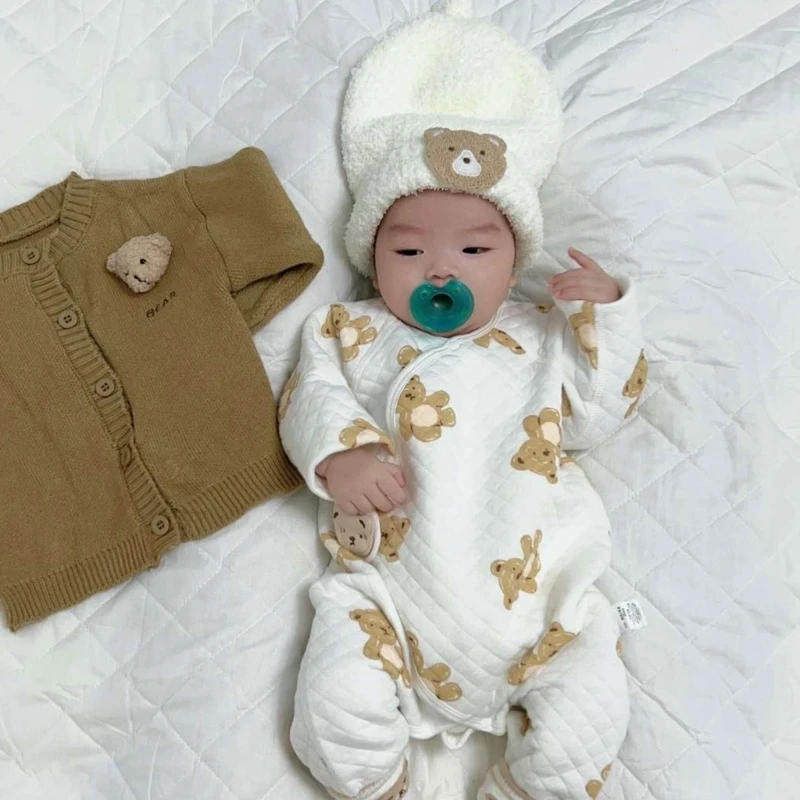 

Stylish Infant Romper with Triple layered Insulation Newborn Winter Romper for Better Warmth Suitable for Chilly Days D7WF