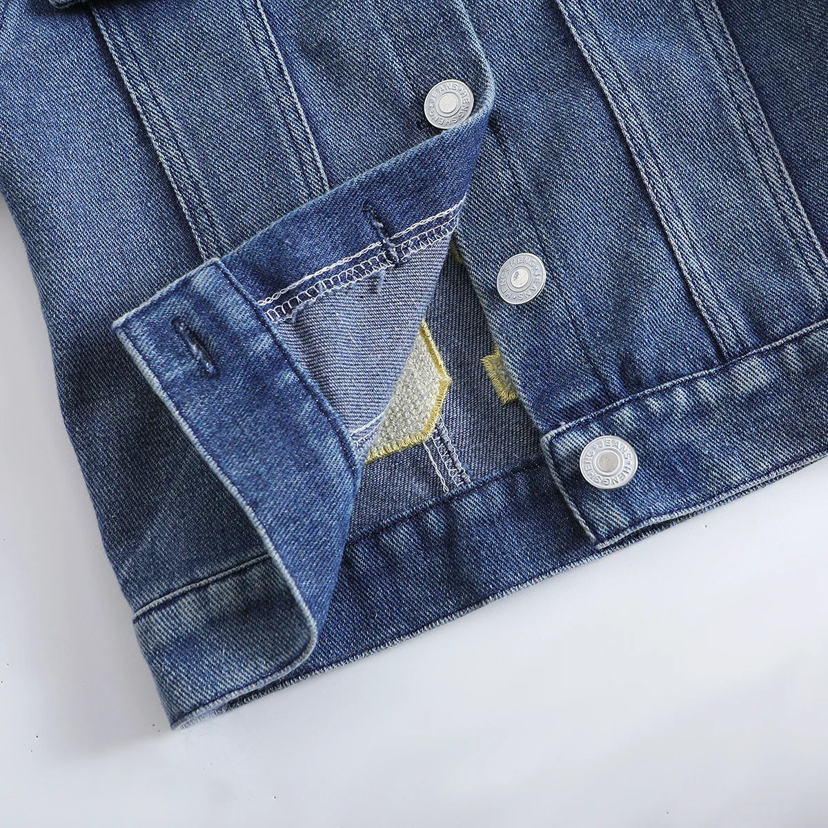 패션 어린이 데님 재킷 새로운 스타일  소년 소녀 봄 가을 의류 긴 소매 편지 캐주얼 패션 재킷