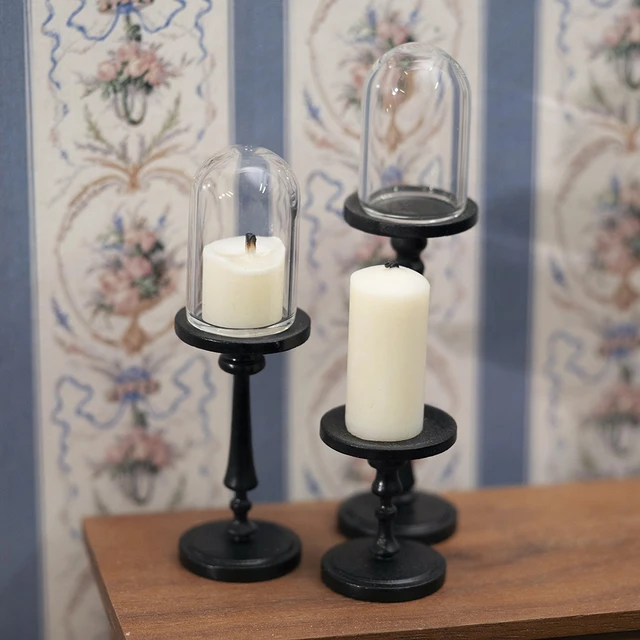 인형 집을 밝히고 매력을 더하는 세련된 금속 촛대