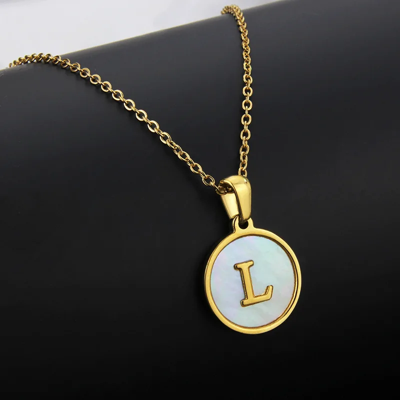 Vergoldete Halskette aus Edelstahl mit Initialen, runder Buchstabenanhänger A-Z mit weißer Muschel, Damenschmuck für den Alltag und Partys – Detail 17