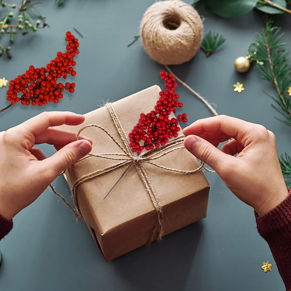 lulalula 4 stuks kunstmatige kerst plectrums rode bessen plectrums kunstdennenappels spray met dennenappels hulstbessen voor Kerstmis bloemenarrangement DIY ambachten vakantie decoraties