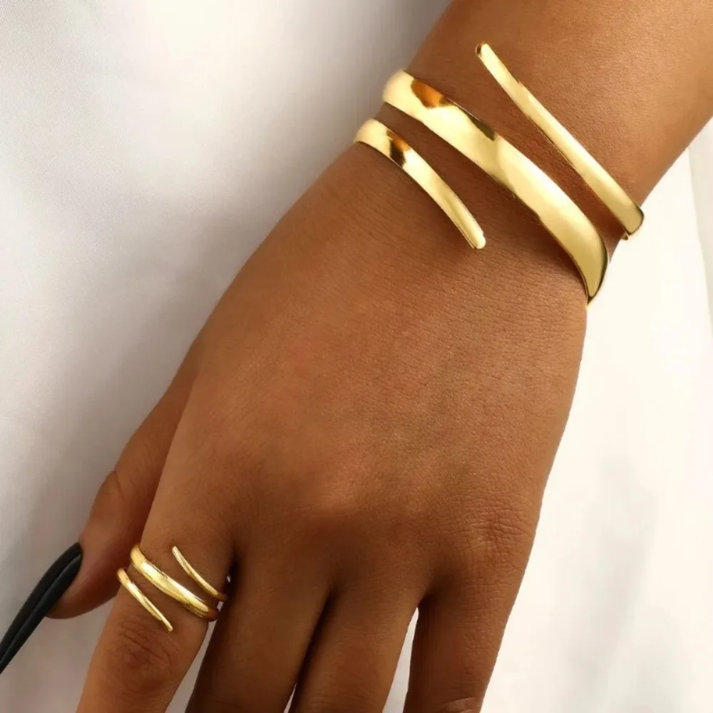 Europäisches und amerikanisches Schmuckset mit dickem Armband und Ring für Damen, goldfarben, geometrisches Muster, Armband-Ring-Kombination_voghion.com