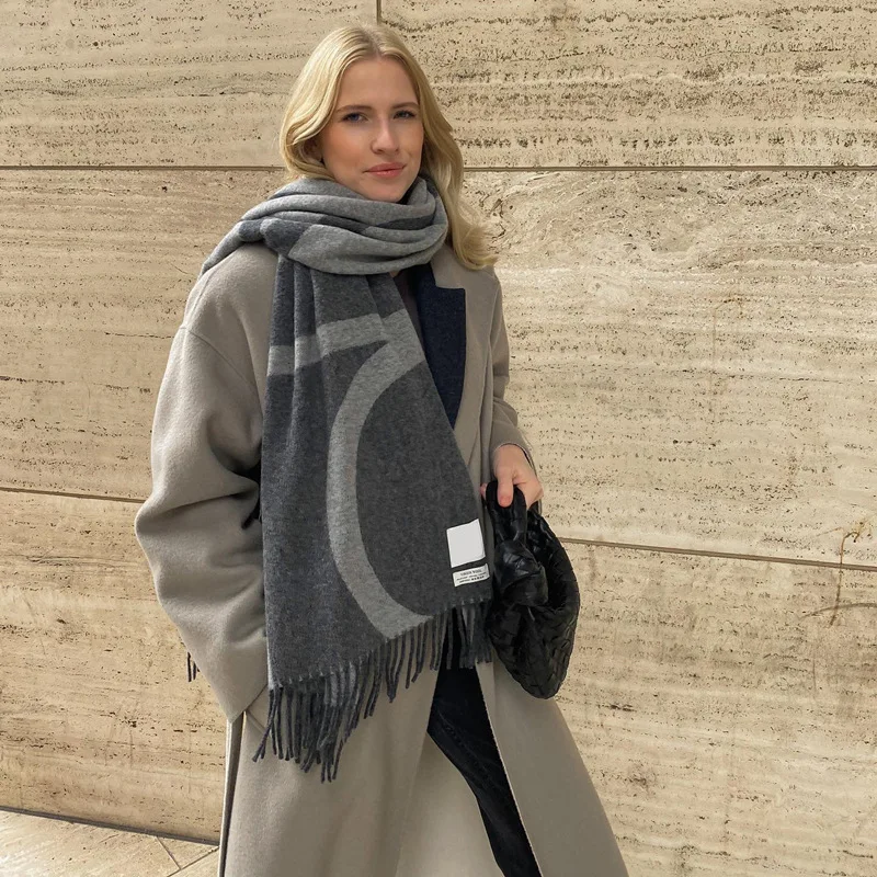 

Autumn and winter 2022 Nordic minority Scarf Jacquard tot geometric pure wool women's scarf lovers thickened warm outside shawl