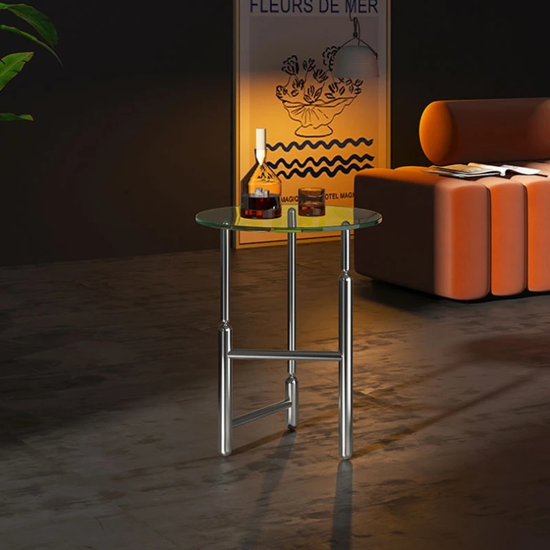 

Queens balloon dog designer coffee table Small apartment sofa with several retro stainless steel round glass coffee tables.