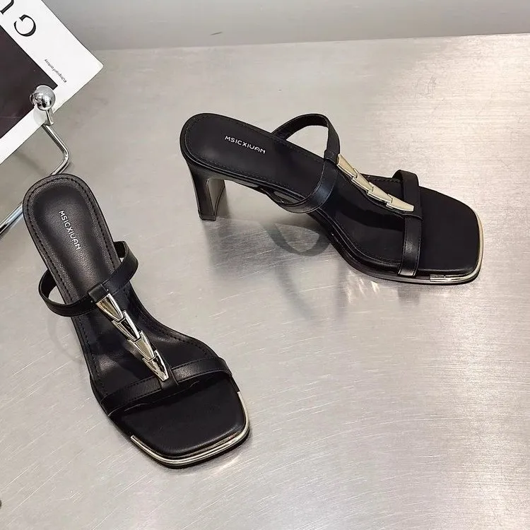 

Обувь на низком каблуке из искусственной кожи