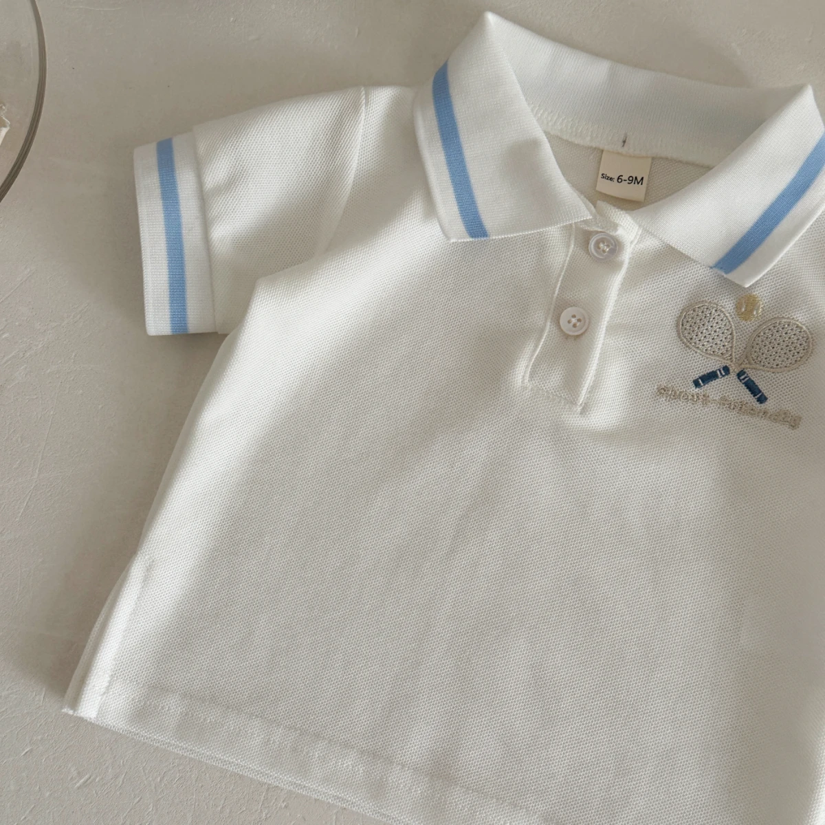 Zweiteiliges Set für Babys: Sommerliches Kurzarm-Oberteil mit Schläger-Stickerei + Shorts. Sportliches Stilset. Geeignet für 0-3 Jahre – Detail 7