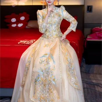 New champagne-colored Chinese wedding thin dress toasting and light-colored ceremony