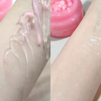 Crème en capsules de collagène rose infusée de nicotinamide, un produit hydratant pour le visage, utilisé pour lutter contre les rides et hydrater la peau. 4