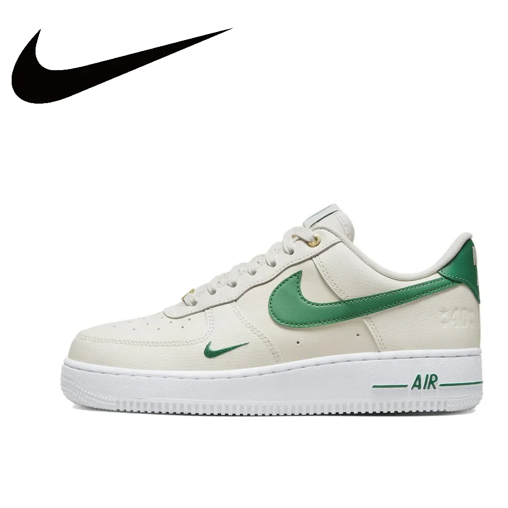 thumbnail image 1 of Zapatillas Nike originales Air Force 1 07 de caña baja, cómodas y casuales para exteriores, color negro, blanco y rojo, 1 of 5
