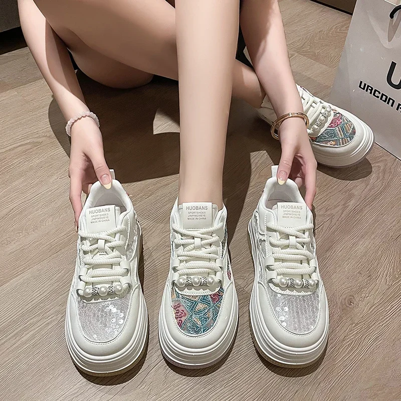 여성용 올매치 레트로 자수 신발 용수철, 두꺼운 바닥, 캐주얼 학생 스니커즈, 화이트 인스 타이드