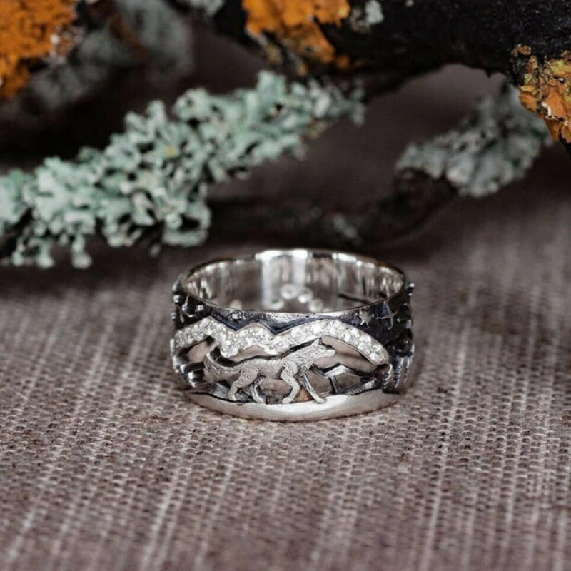 Мужское и женское кольцо с гравировкой в виде волка