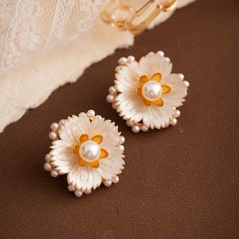 Light luxury fashion vintage flower imitation pearl earrings for women