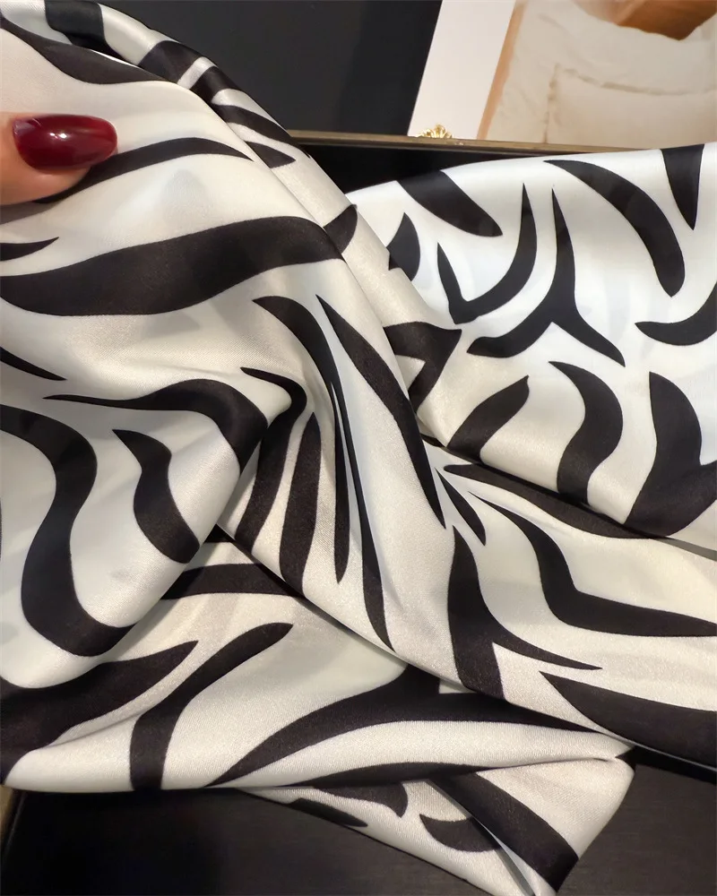 2025 Mode Zebra Streifen Designer Print Schal Frauen 70x70 cm Satin Schals Luxus Bandana Hijab Halstuch Schal Kopftuch – Detail 8