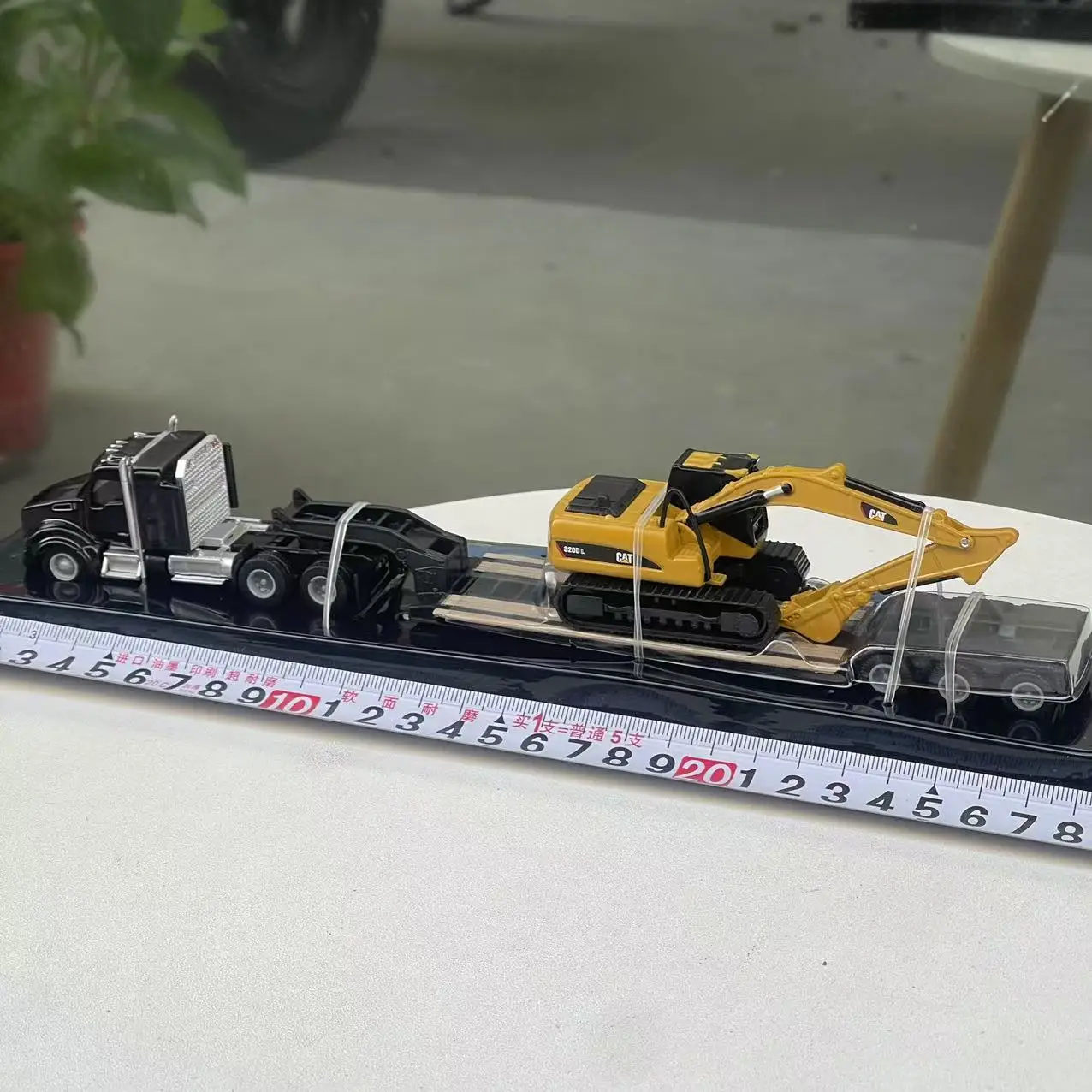 1/87 Scale Semi Tractor with Lowboy Trailer and Cat Diecast Machines Alloy Collectible Toy Model Ornament Souvenir