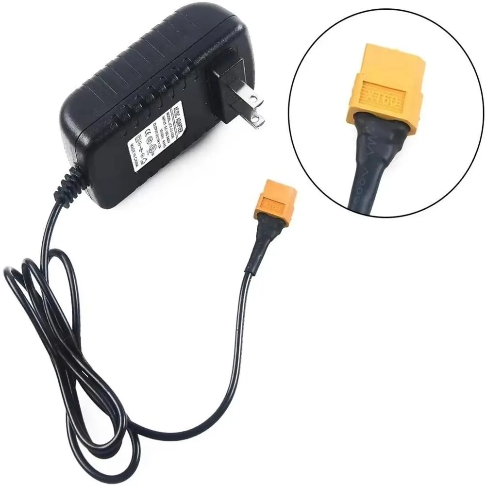 Adaptateur secteur EU/US 12V 3A avec prise XT60, posé à côté d'un chargeur de batterie LiPo.