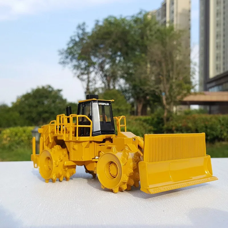 1／50スケール CAT 836H LANDILL COMPACTOR 1:50 1/50 CAT 836 Landfill Compactor — Outback Toys