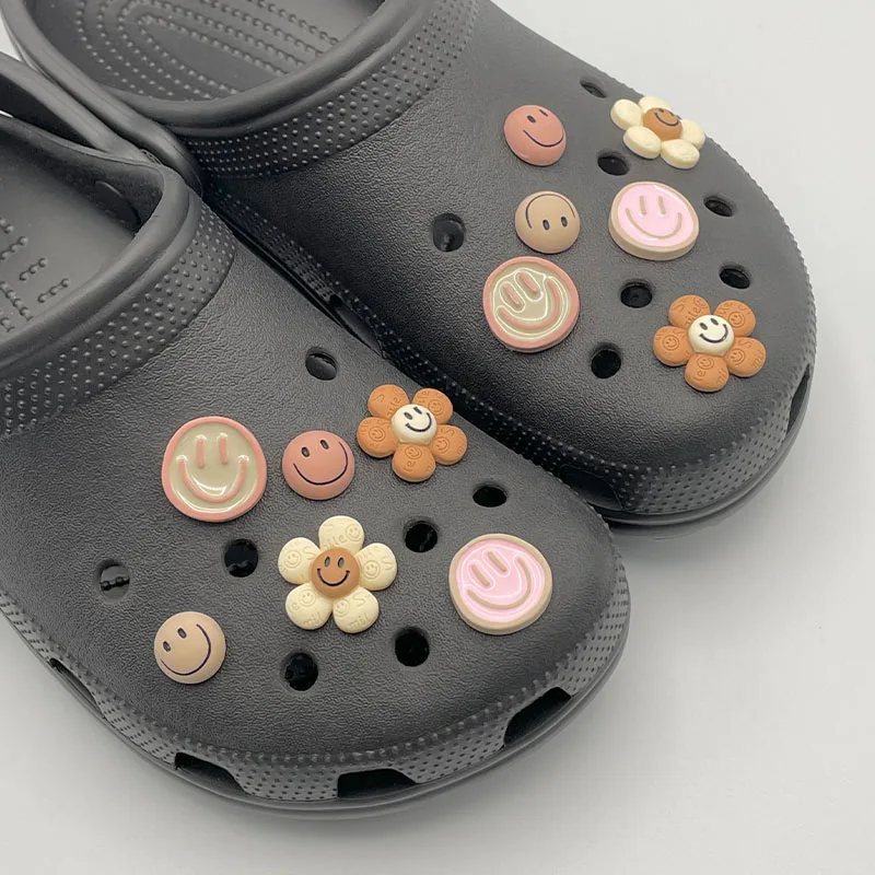 Breloques d\'insigne de visage de Smiley pour Crocs, sabots pour enfants, accessoires, épingles amusantes, décorations de chaussures, coupe-jean,