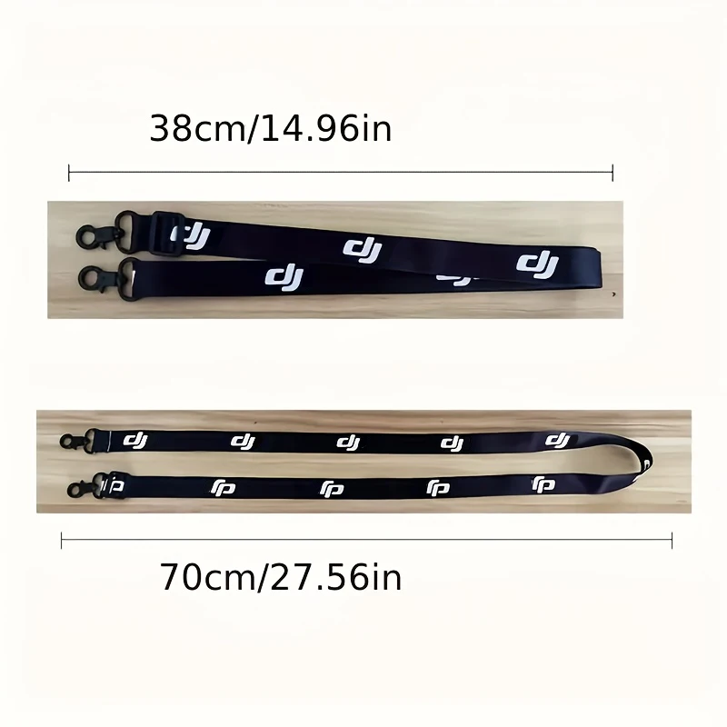 Détail du mousqueton et de la boucle de réglage de la sangle de cou pour télécommande DJI, robuste et durable.