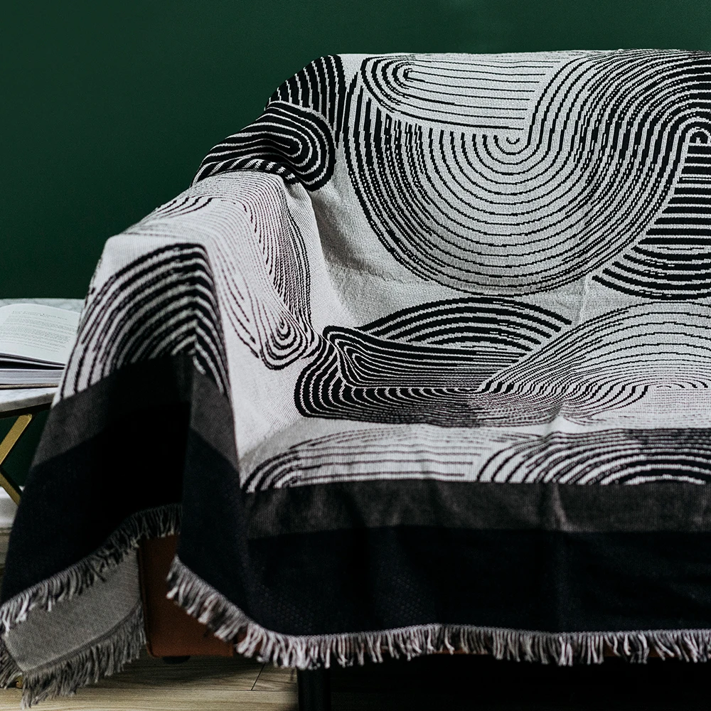 

Декоративное одеяло в скандинавском стиле с геометрическим рисунком и кисточками