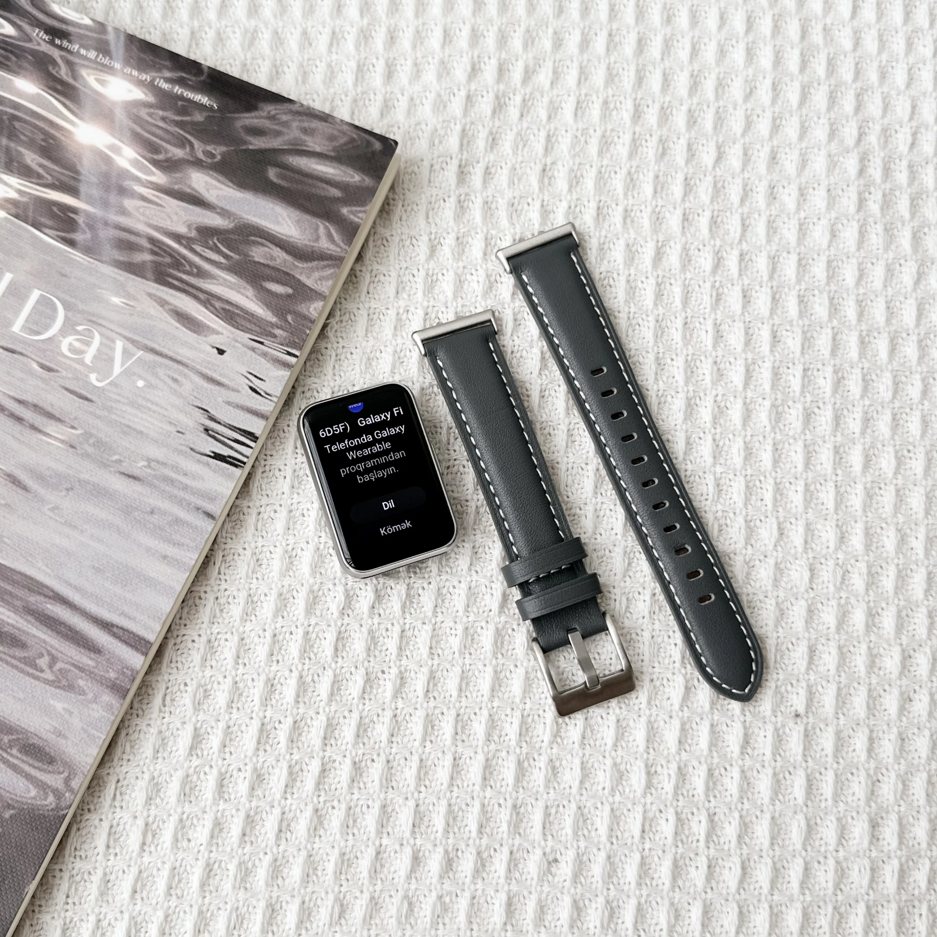 Elegant Leather Band Strap with Connector for Smartwatches - Stylish Wrist Bracelet