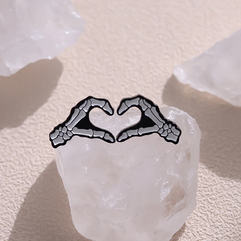 Punk Skelett Hände Finger Herz Liebe Emaille Pin Kreative Schädel Brosche Abzeichen Halloween Schmuck Zubehör Für Paare Freunde – Detail 3