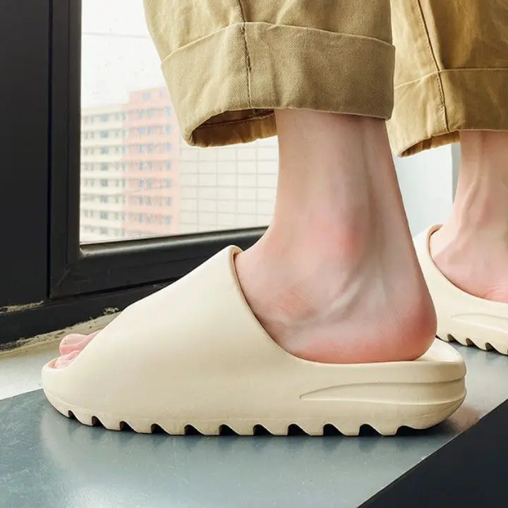 Comwarm 2024 klapki na lato mężczyzn z miękkim dnem do domu moda sandały na platformie buty na plażę para antypoślizgowe zjeżdżalnie łazienkowe