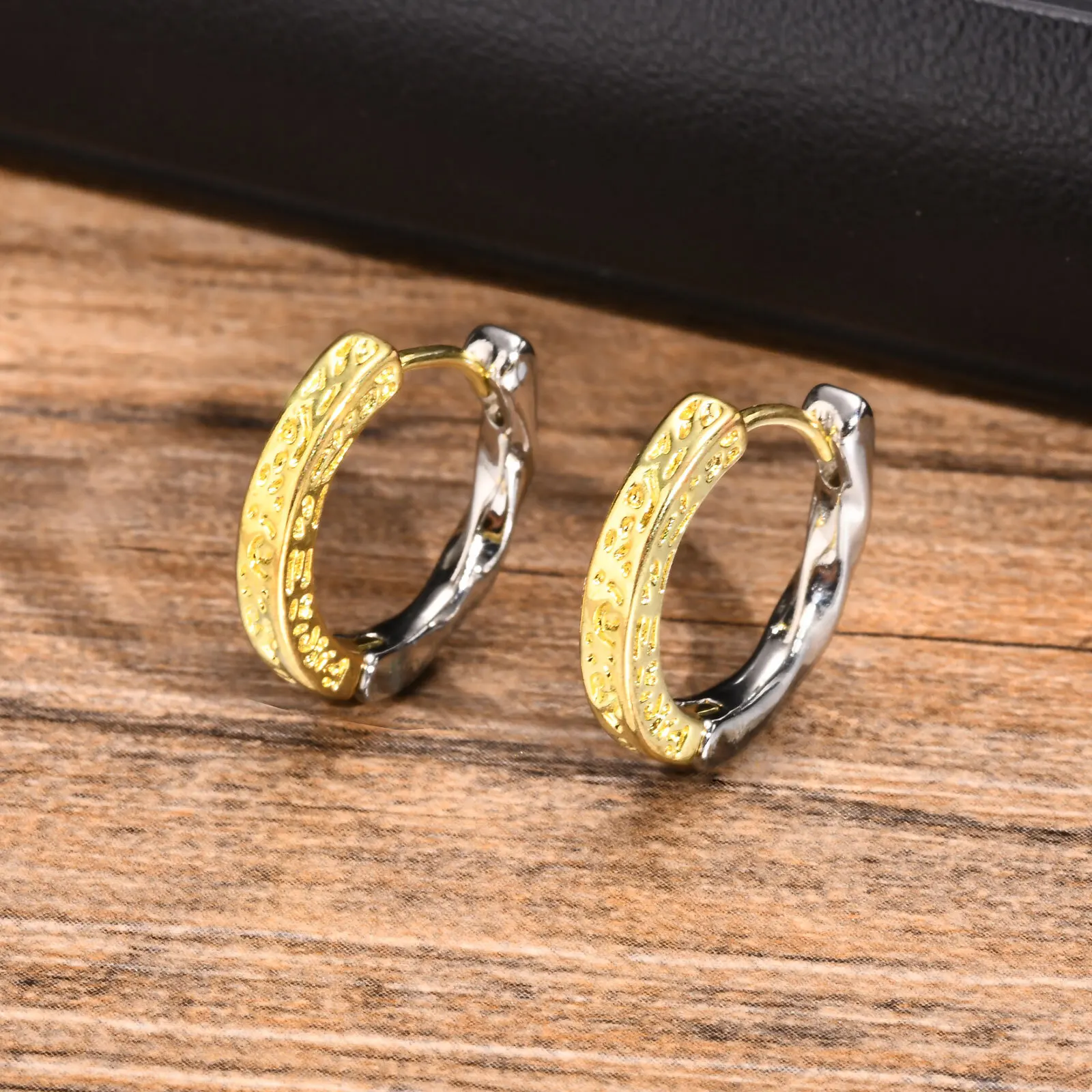 Textured Clashing Color Hoop Earrings for Men Boys,Gold Silver Color Niche Design Ins Simple Metal Earrings,New Jewelry Gifts