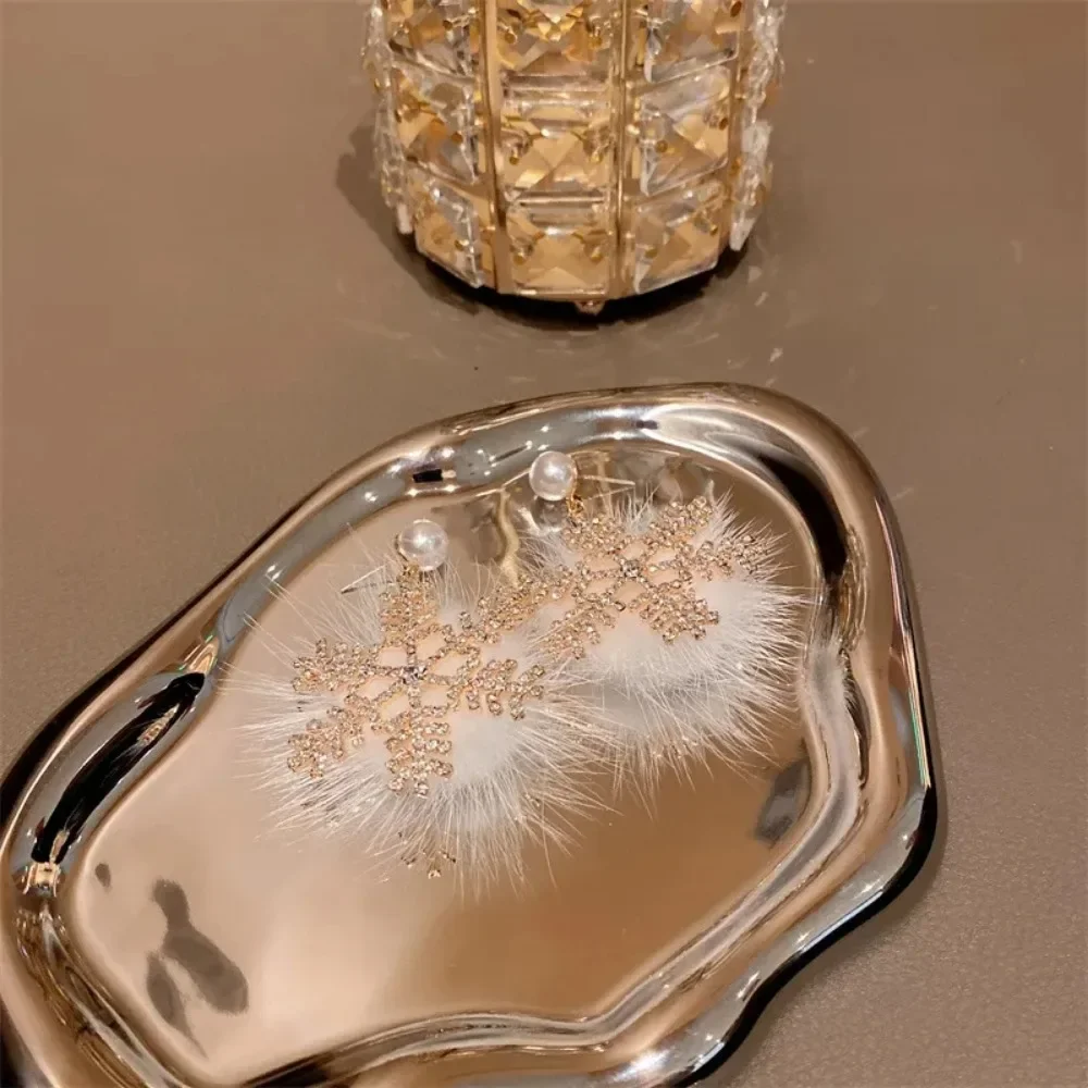 New Christmas Earring Temperament Advanced Atmosphere Suitable for Round Face Zircon Pearl Exaggerated Snowflake Earrings