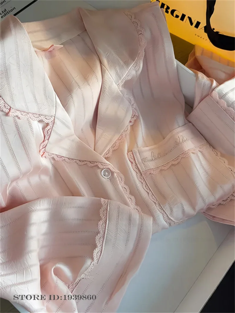 بيجامة حرير دانتيل وردي أنيقة