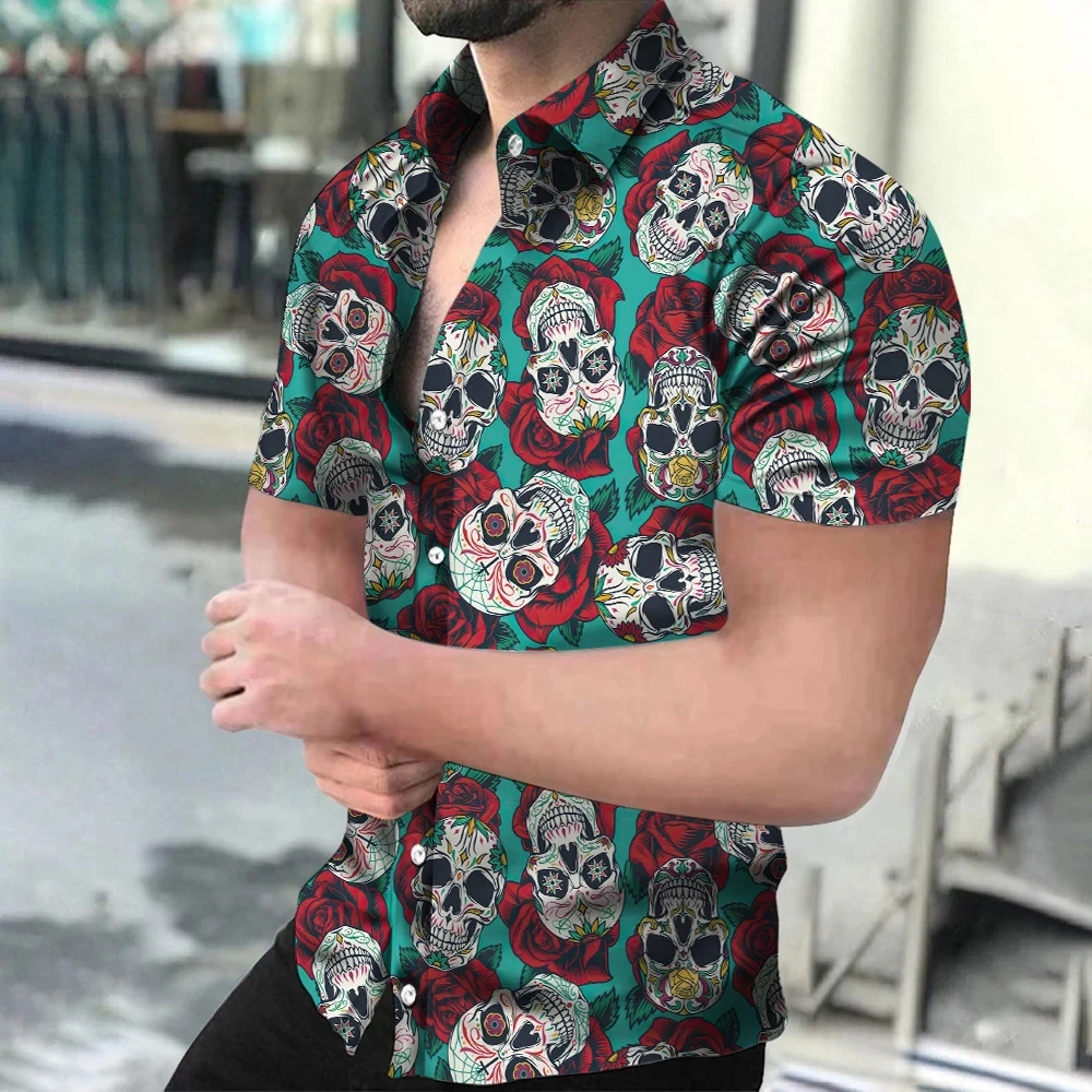 thumbnail image 1 of Camisa para hombre estilo hawaiano con estampado de calavera de terror, flores, cuello abatible, un solo botón, informal, para playa y resort, novedad de 2024, 1 of 5
