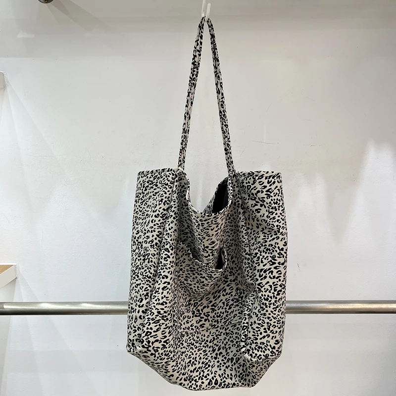 thumbnail image 1 of Bolsos de tela de gran capacidad para mujer, bolsos y carteras de diseñador de lujo, novedad 2023, en poliéster, con estampado de leopardo, para compras al hombro, 1 of 5