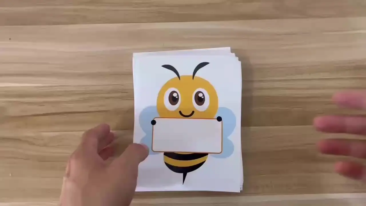 50 etichette di carta a forma di ape con adesivo resistente per bacheche scolastiche e decorazioni - immagine 6
