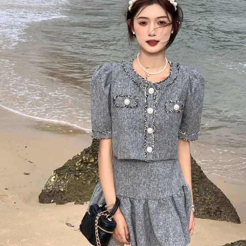 

Temperament Bubble Sleeves Tweed Top Pleated Skirt Two-piece Set Women Fashion O-neck Bead Bright Line Solid Slim Celebrity Suit