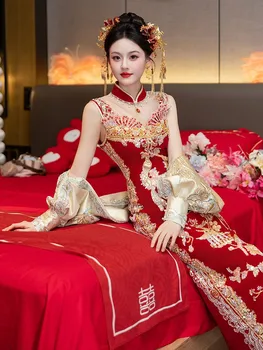 The new Chinese-style cheongsam featuring a phoenix crown and red wedding dress for toasting