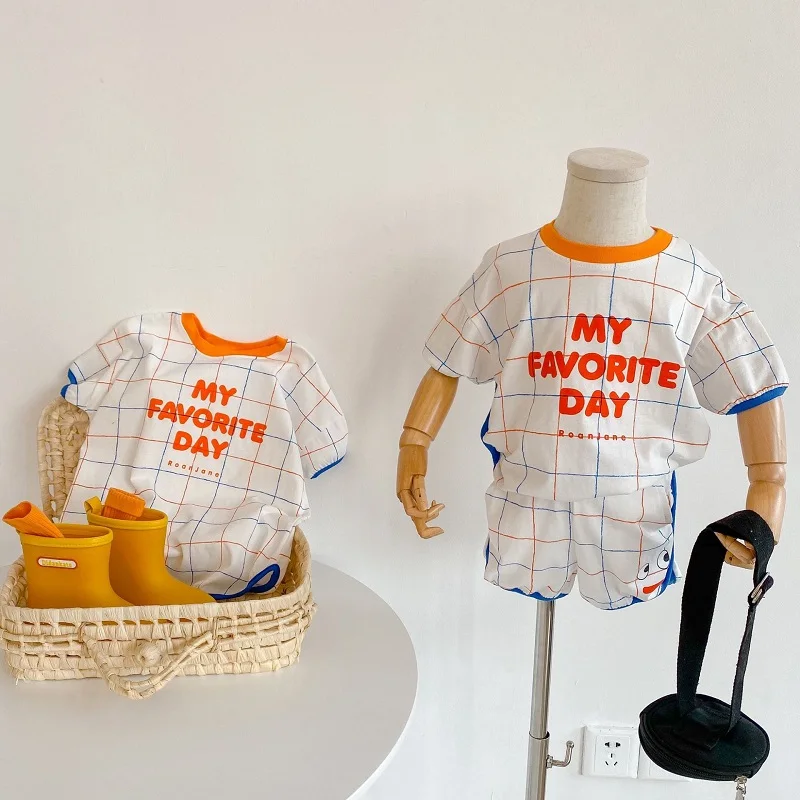 طقم مكون من شورت وتيشرت