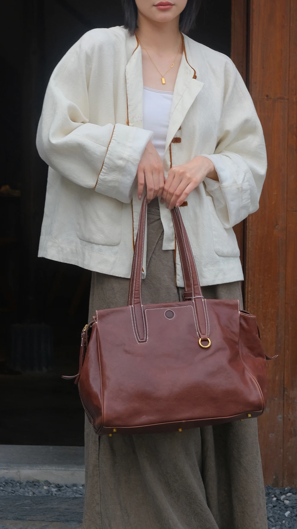 Hochwertige Damen-Einkaufstasche aus Rindsleder der ersten Schicht mit großem Fassungsvermögen. Einfache Vintage-Handtasche aus weichem Rindsleder zum Einkaufen – Detail 6