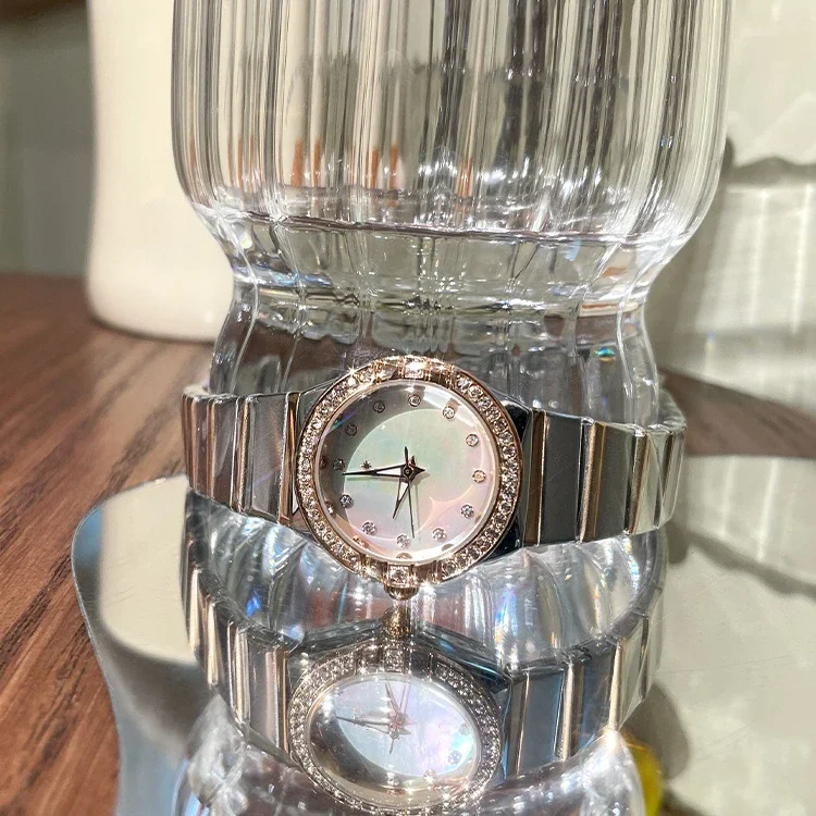 Ladies round diamond inlaid watch luxurious and exquisite water diamond quartz watch with steel strap ladies diamond watch
