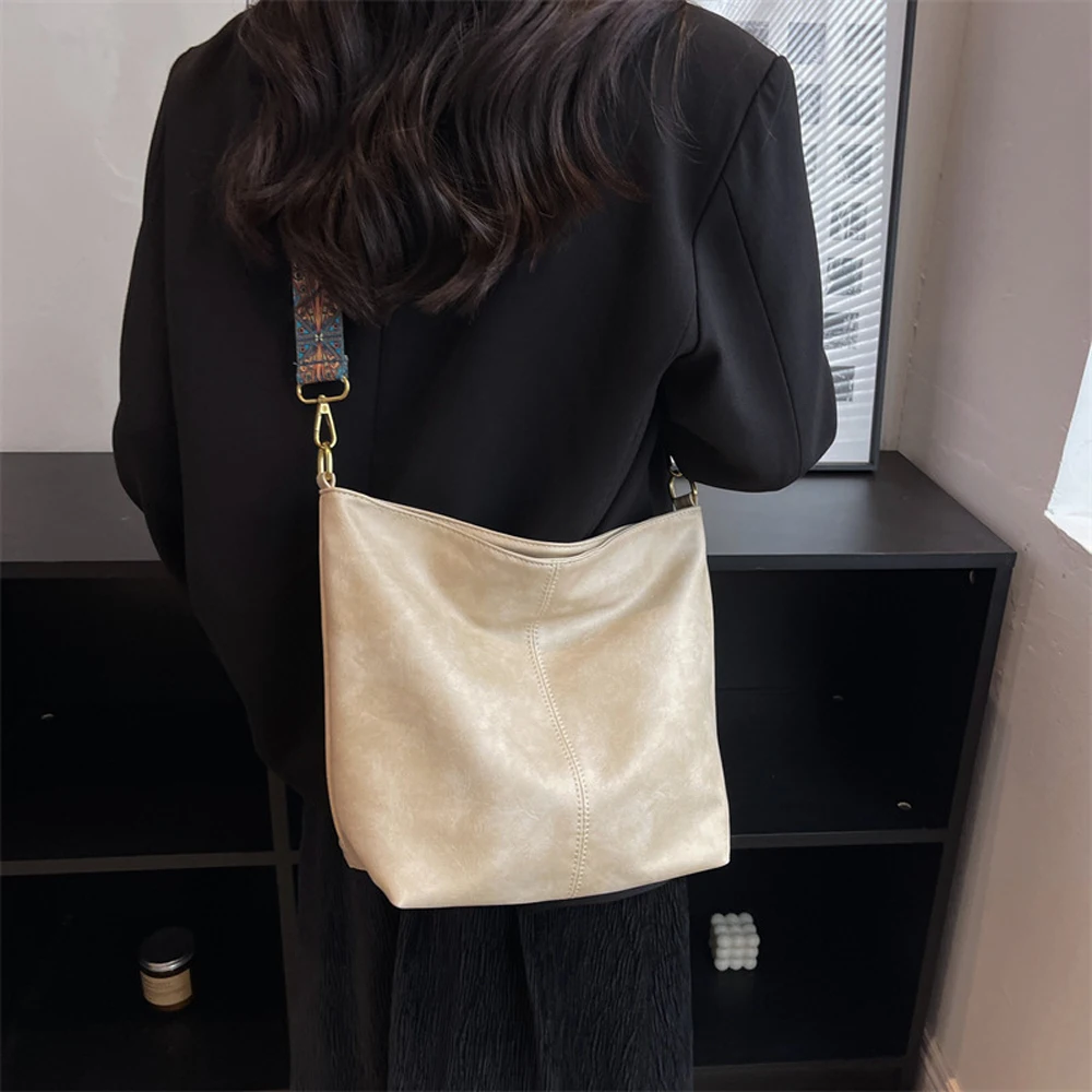 Modische Umhängetasche mit breitem Schultergurt, Retro-Umhängetasche für Damen aus PU-Leder, lässige Beuteltasche – Detail 3