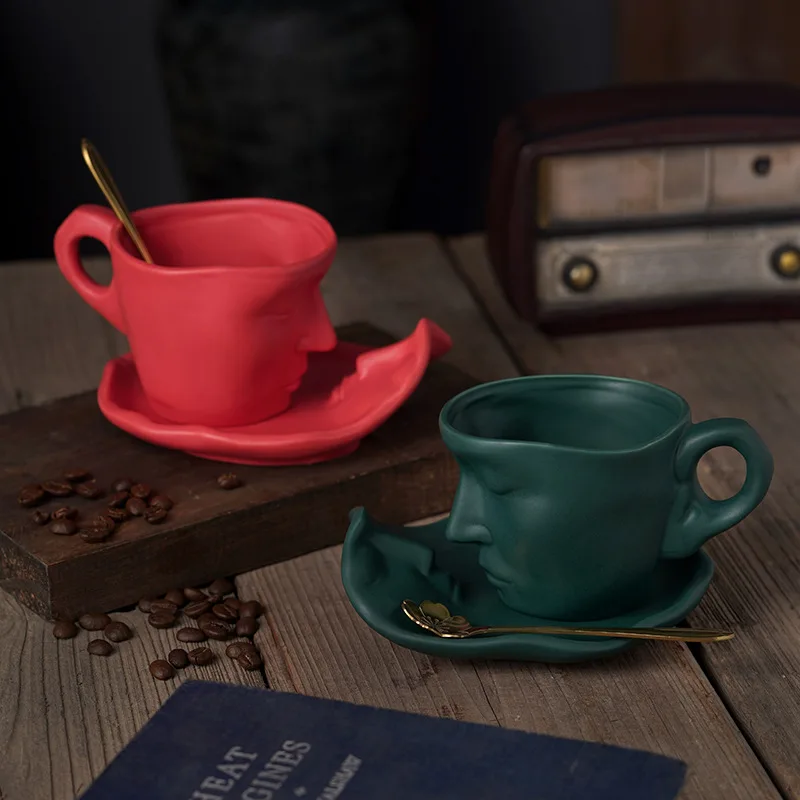 

Luxury Ceramic Kissing Mugs with Hanging Ears ， Exquisite Art Coffee Cups and Saucers for Washing