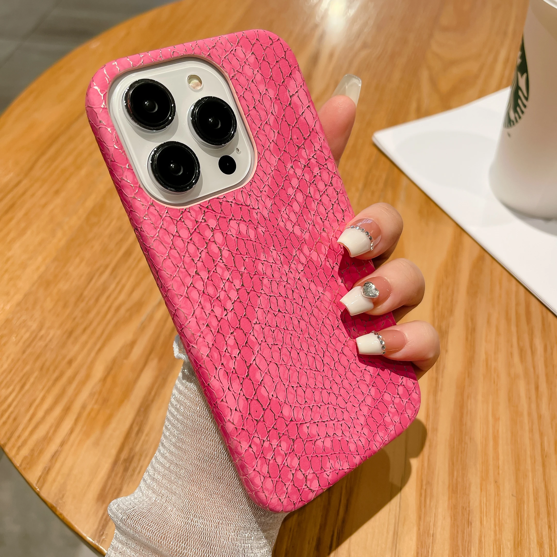 thumbnail image 1 of Funda de teléfono de silicona suave con textura de serpiente elegante y lujosa para iPhone 11 12 13 14 15 16 Pro MAX Plus X XS XR 8 Funda blanca y rosa, 1 of 5