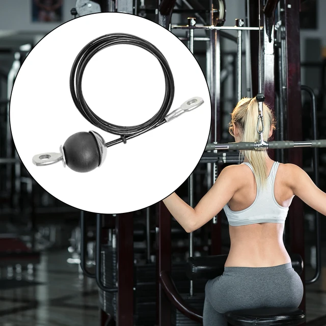 Il Giovane Esegue L'esercizio Con La Macchina Di Sollevamento Pesi Nella Forma Fisica Image101814704 - Foto 2