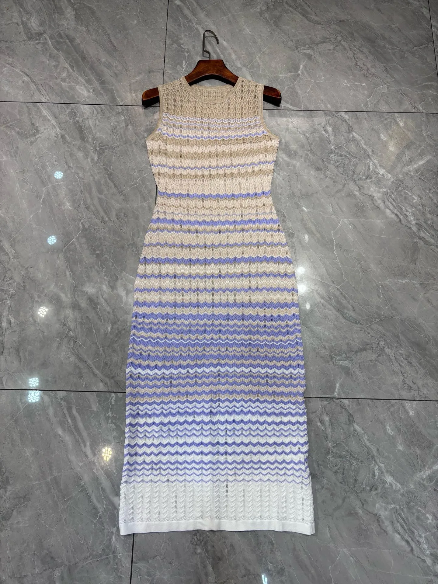 

Spring and summer new style, light mature temperament fashion fine, knitted dress, gradient striped braid