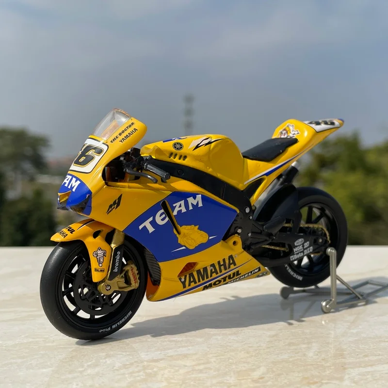 

Модель литая мотоцикла Yamaha M1, 12 см, 1:18