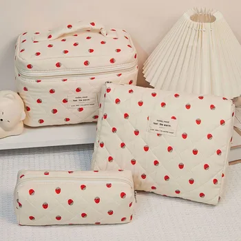 Borsa per il trucco alla fragola Borse per cosmetici da donna Moda portatile carina custodia da viaggio per cosmetici Borsa in cotone trapuntato con cerniera Pu 1