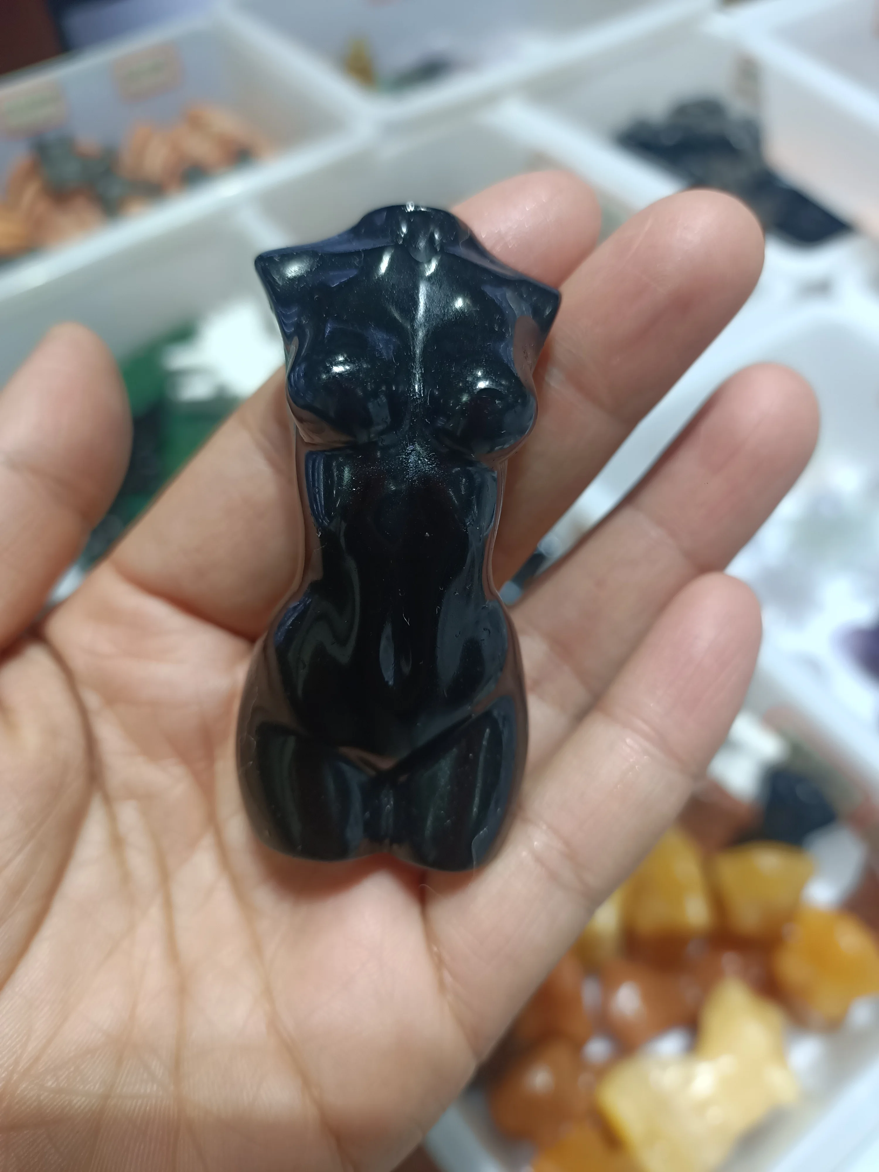 

1 шт., Женская фигурка обсидиана, с кристаллами
